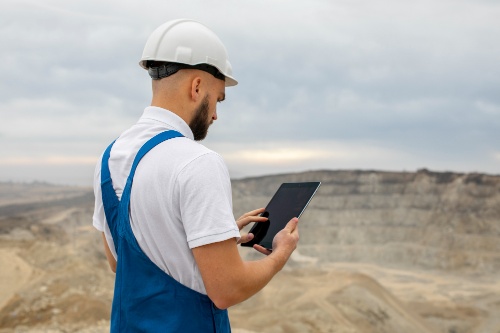 Bauarbeiter mit einem Tablet in der Hand